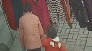 ВИДЕО показва как трафикант примамва тригодишно момиче с играчка, преди да я отвлече (СНИМКИ)