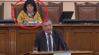 Караянчева направи нещо интересно и незабелязано пред очите на депутатите (СНИМКИ)