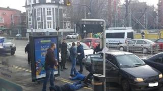 Зрелищен екшън: Натръшкаха три мутри насред столичен булевард (СНИМКИ)