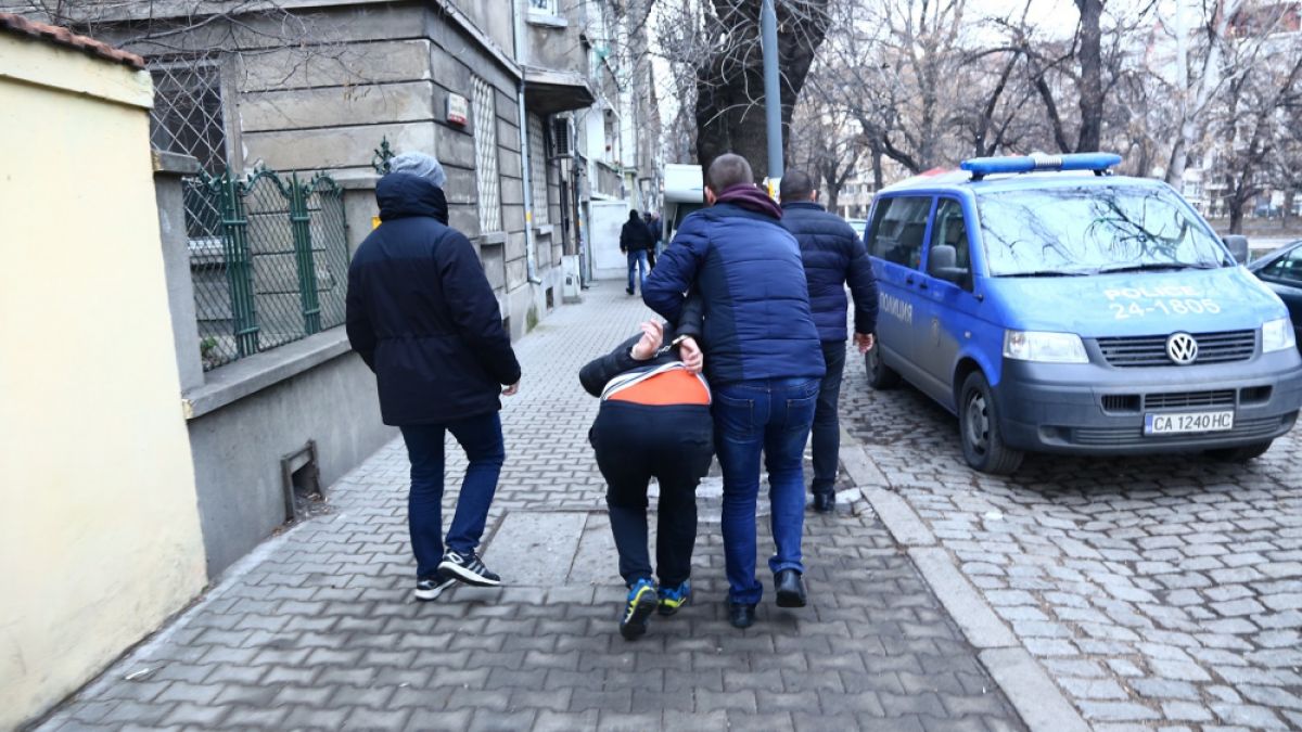 Мъж се потроши жестоко след неуспешен опит за бягство от столичните ченгета 