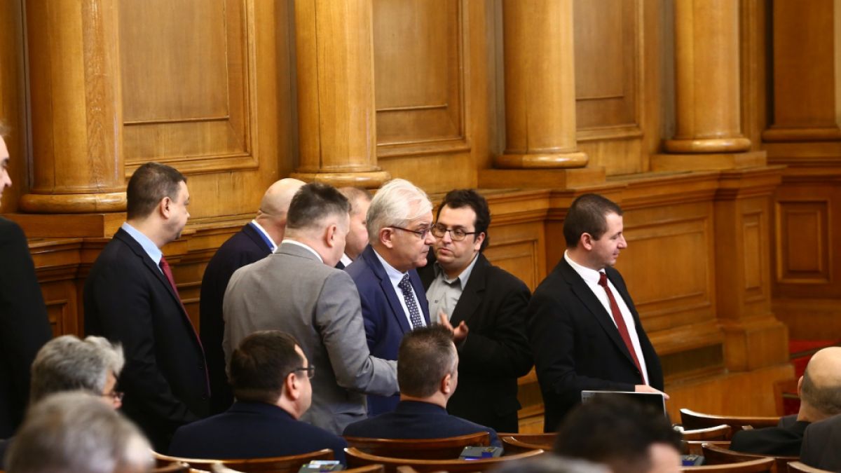 На първо четене: Депутатите опростиха задълженията на вероизповеданията