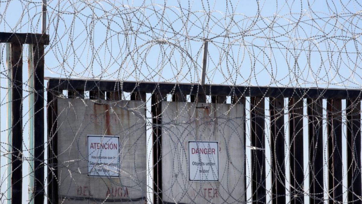 Зрелище: Мигранти нахлуха през стената на американската граница със стълба, но от другата страна... (ВИДЕО)