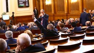Маринов, Дончев и Захариева ще отговарят на важни депутатски въпроси в парламента
