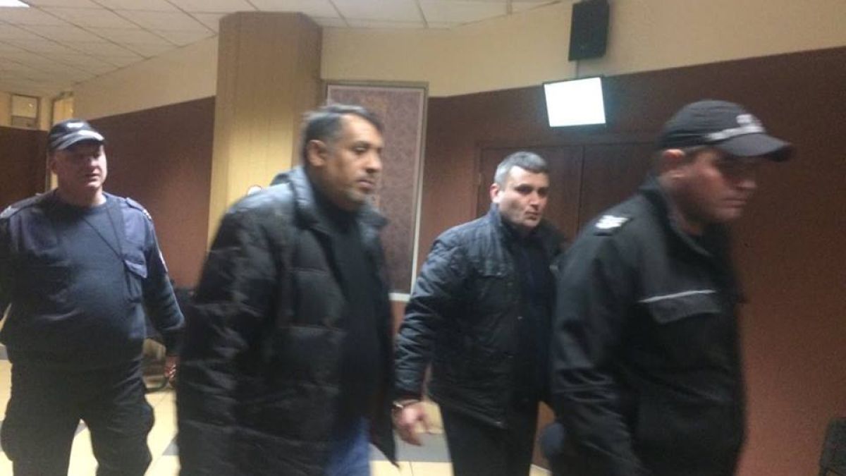 Ромска свада: Разлютена циганка налетя да бие сестрата на цар Киро в съда (СНИМКИ)