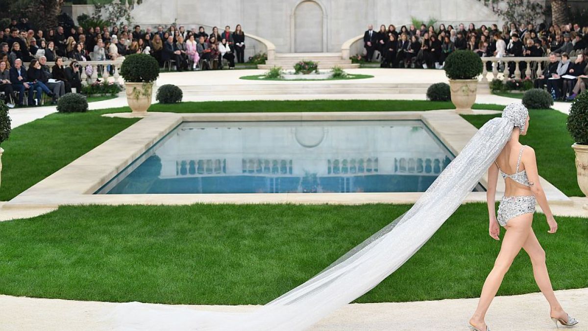 Красота: Chanel разходи булка по бански на дефилето на  в Париж (СНИМКИ/ВИДЕО)