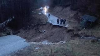 Бедствието в Смолянско се разраства! Преспи и прекършени дървета по заринатите пътища вдигнаха по спешност армията и МВР (СНИМКИ)