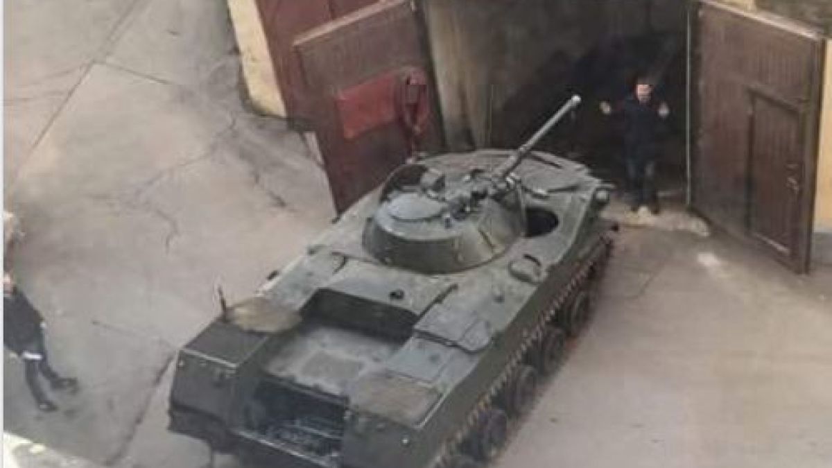 Само в БЛИЦ! Шок в столичния ж. к. "Хаджи Димитър"! Софиянец прибира в гаража си... танк (СНИМКА)