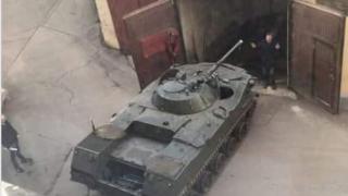 Само в БЛИЦ! Шок в столичния ж. к. "Хаджи Димитър"! Софиянец прибира в гаража си... танк (СНИМКА)