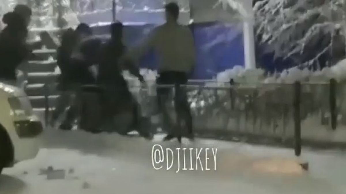 Младежи се надрусаха и устроиха зверски бой пред нощен бар (ВИДЕО)