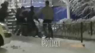 Младежи се надрусаха и устроиха зверски бой пред нощен бар (ВИДЕО)