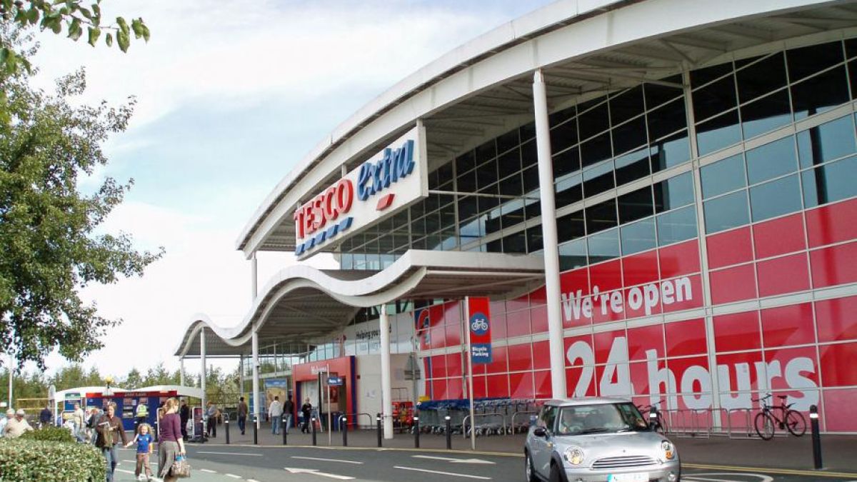 Кризата захапа Острова: Най-голямата верига Tesco съкращава 15 000 служители, закрива отдели и столовите за персонала 