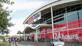 Кризата захапа Острова: Най-голямата верига Tesco съкращава 15 000 служители, закрива отдели и столовите за персонала 