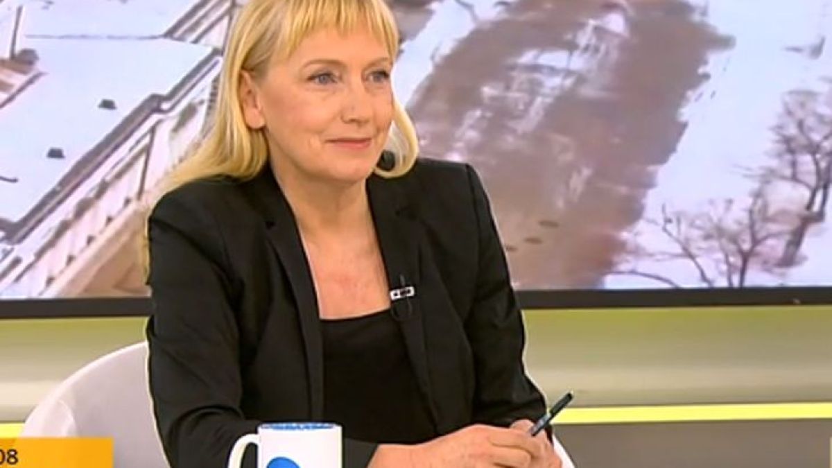 Елена Йончева цъфна нахилена при Виктор Николаев, започна да се оправдава