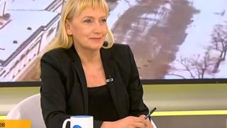 Елена Йончева цъфна нахилена при Виктор Николаев, започна да се оправдава