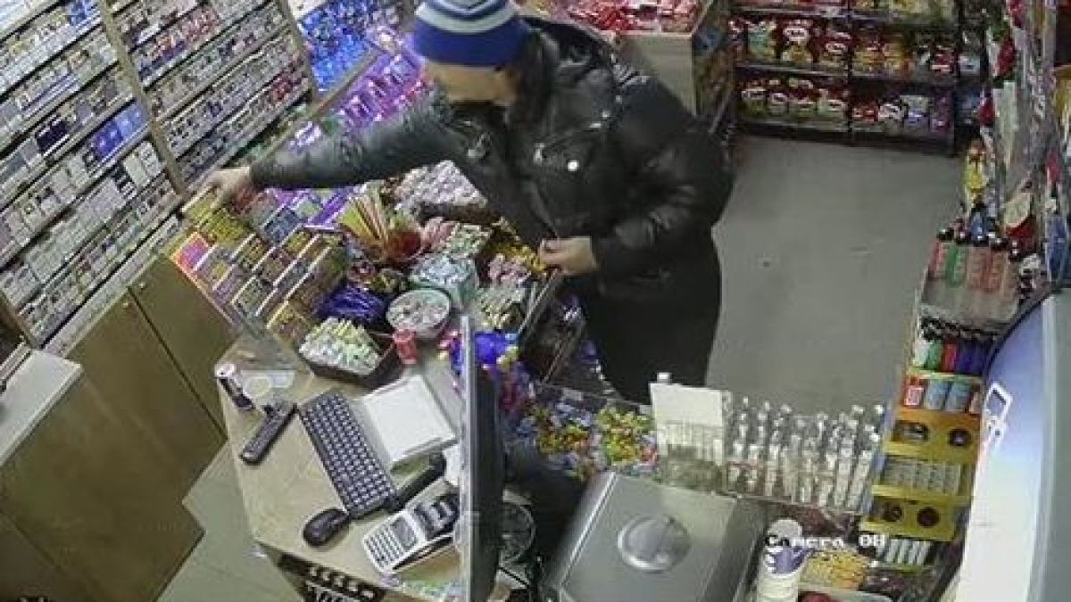 Само в БЛИЦ! Цялата мрежа дири под дърво и камък този нагъл апаш, вършал в столичния ж.к. "Дружба" 1 (СНИМКИ)