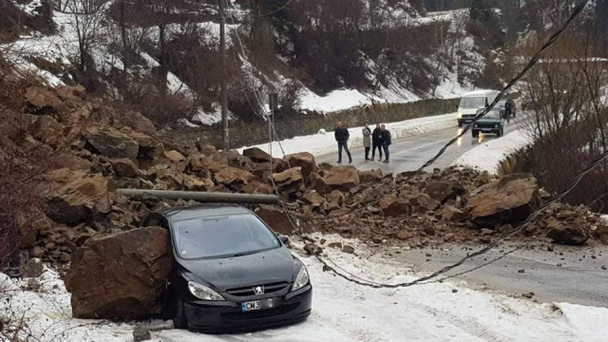 Свлачище затвори пътя Девин-Смолян, скала се заби в лек автомобил (СНИМКА)