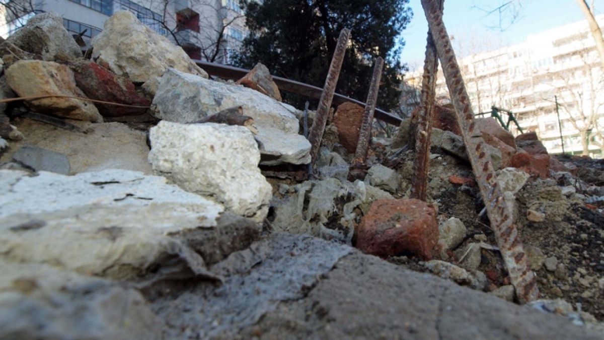 Стена от къща се стовари върху малко момченце в Микрево, линейка лети към мястото  