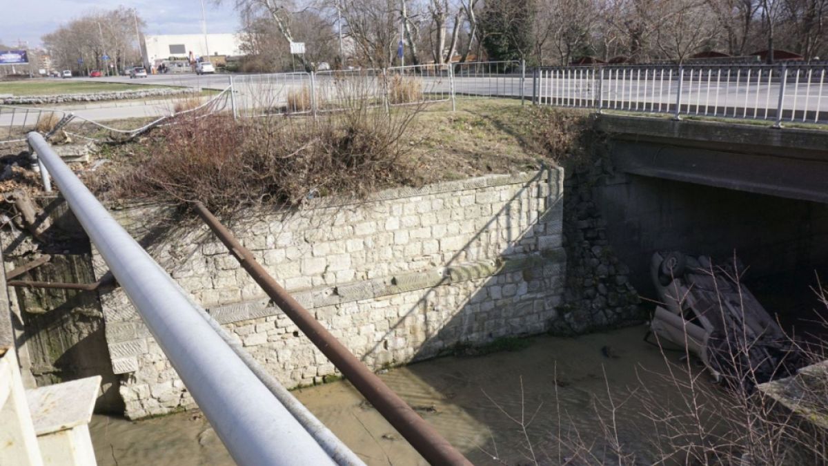 19-годишен изтърва колата и цамбурна в канала (ЗРЕЛИЩНИ СНИМКИ)