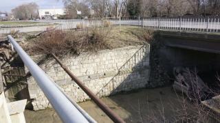 19-годишен изтърва колата и цамбурна в канала (ЗРЕЛИЩНИ СНИМКИ)