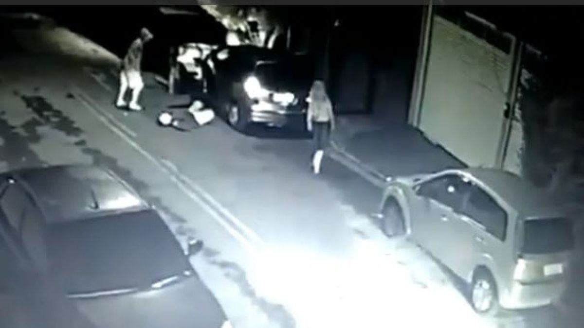 Апаши нападнаха свещеник и ги застигна наказание свише (ВИДЕО)