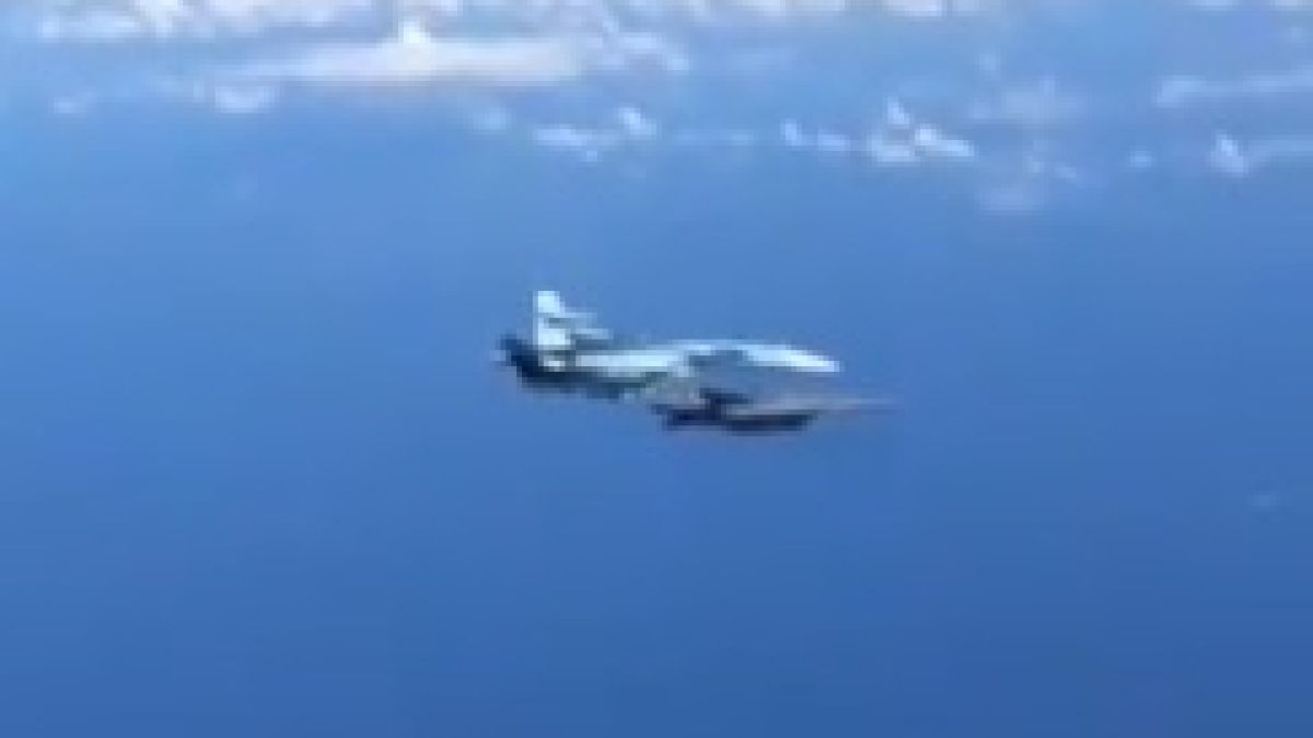 Екшън в небето: Руски Су-27 грубо изтласка изтребител на НАТО (ВИДЕО)