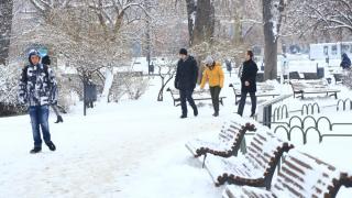 Времето съвсем се чална: Снегът се връща, а градусите полудяха!