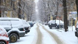 Снегът скова части на България и обстановката се усложни