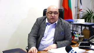 Кралев със 17 ключови въпроса, докато стои в празната пленарна зала на парламента