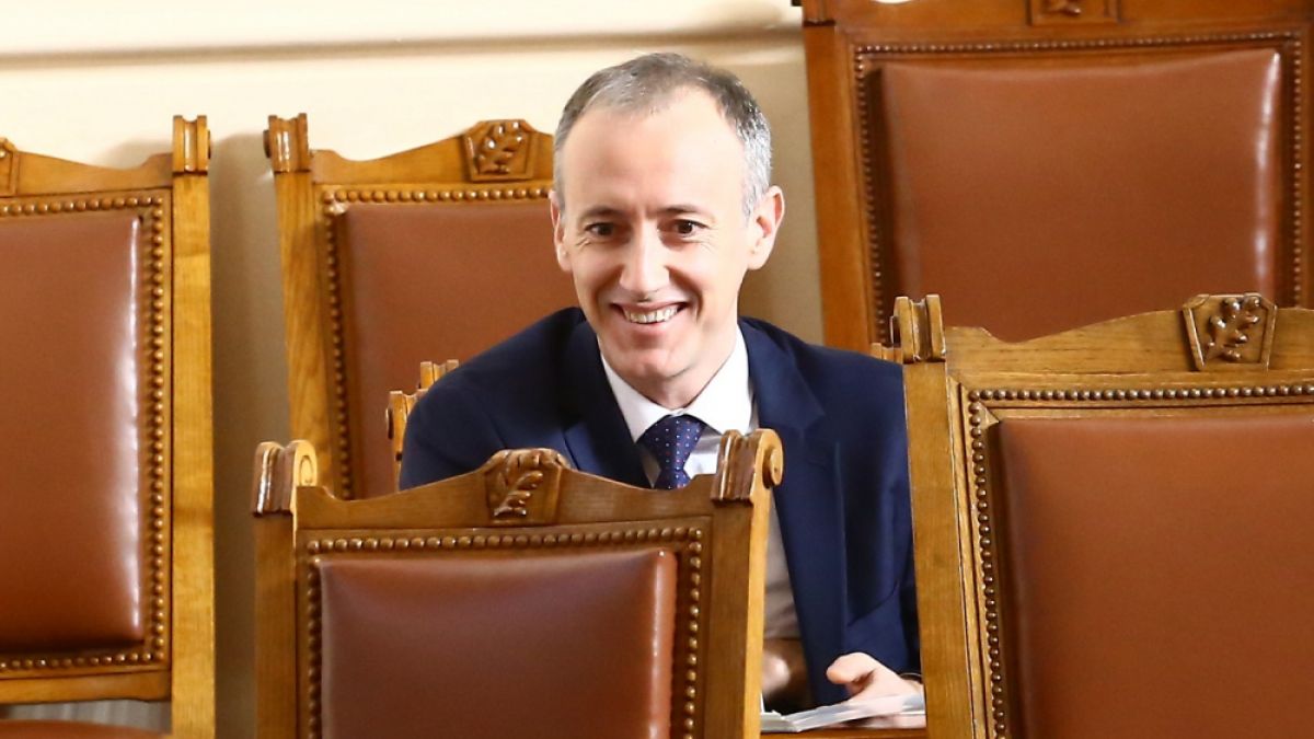 Вълчев обяви кога влиза новият предмет в училище
