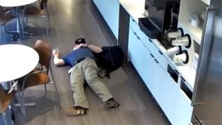 СМЕШНО ВИДЕО: Мъж инсценира падане в кафене, за да вземе обезщетение, но...