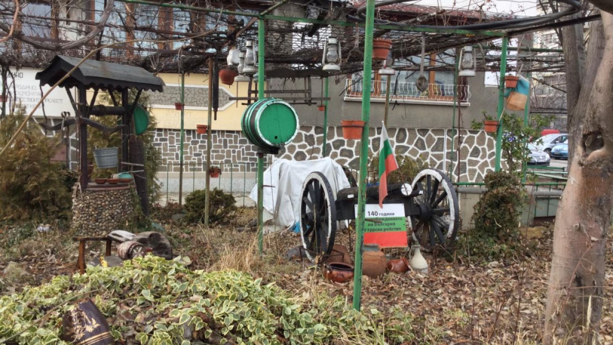 Няма такава панелка! Столичен блок привлича като с магнит погледите на минувачите заради... (СНИМКИ)