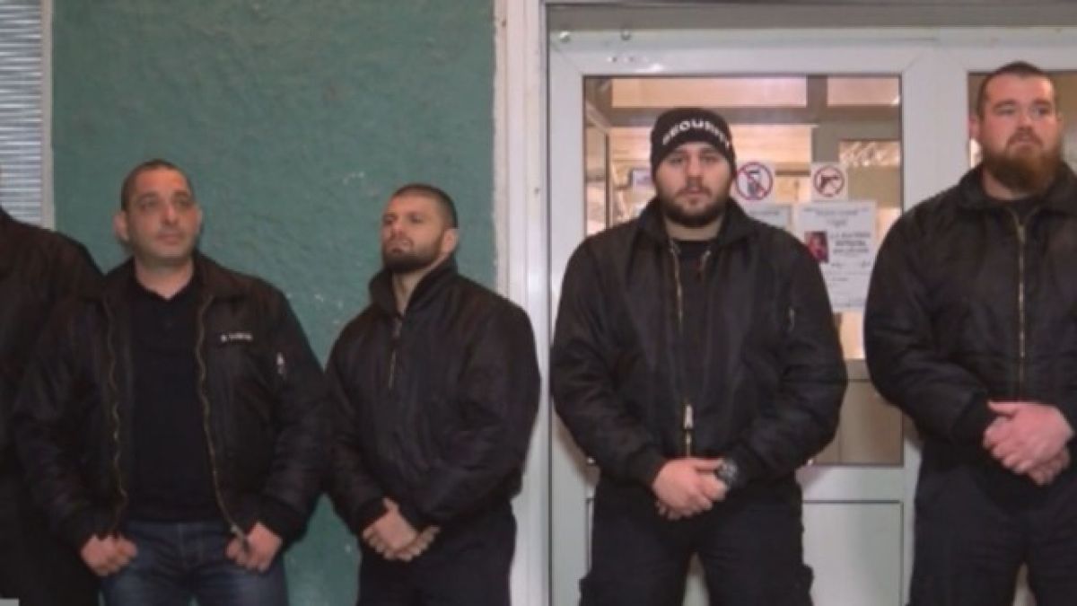 Нацепени батки охраняват Спешното в Горна Оряховица (СНИМКА)