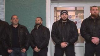Нацепени батки охраняват Спешното в Горна Оряховица (СНИМКА)