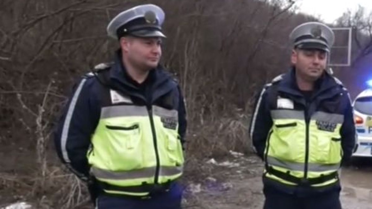 Тези двама полицаи спасиха изпаднала жена в беда на Е-79 между Монтана и Видин (ВИДЕО)