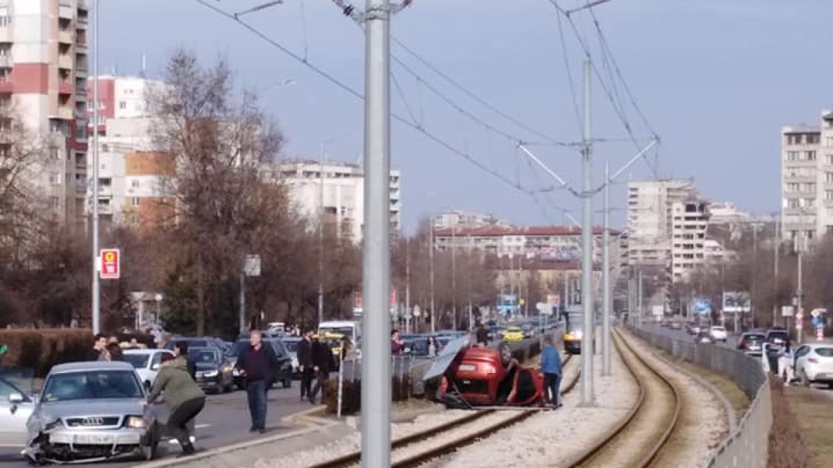 Ексклузивно и първо в БЛИЦ! Жестока катастрофа на столичен булевард (ПОТРЕСАВАЩИ СНИМКИ)