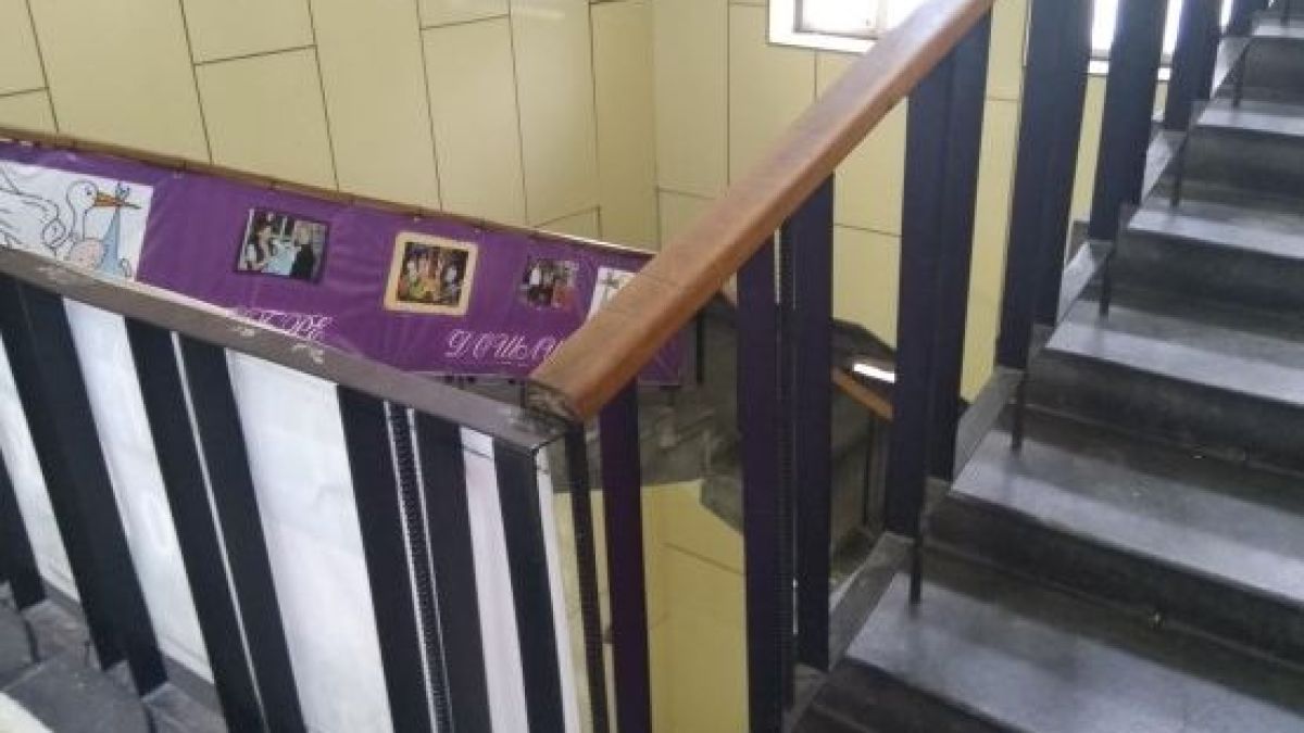 Първи СНИМКИ от мястото, където бебе полетя от болница във Варна 
