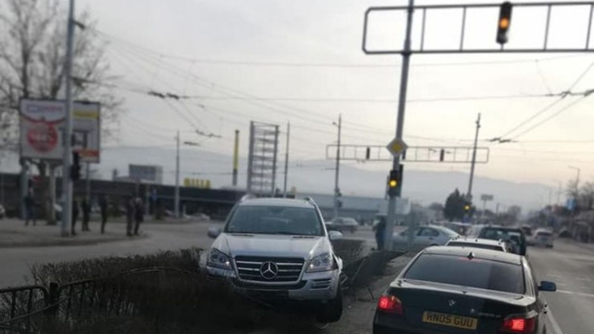 Зрелищна катастрофа с БМВ и Мерцедес в Пловдив (СНИМКИ)