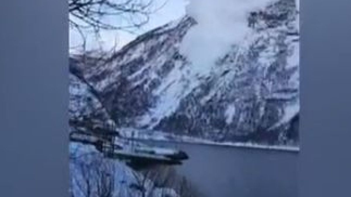 Шофьор на автобус се размина за секунди от огромна лавина (СТРАХОВИТО ВИДЕО)