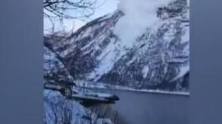 Шофьор на автобус се размина за секунди от огромна лавина (СТРАХОВИТО ВИДЕО)