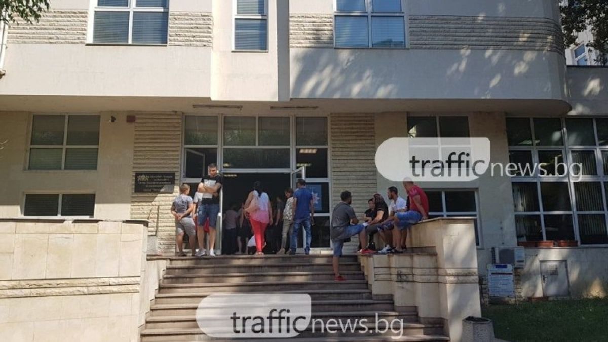 Пловдивчанин вися половин ден на опашка за лична карта, но вместо документ се сдоби с... 