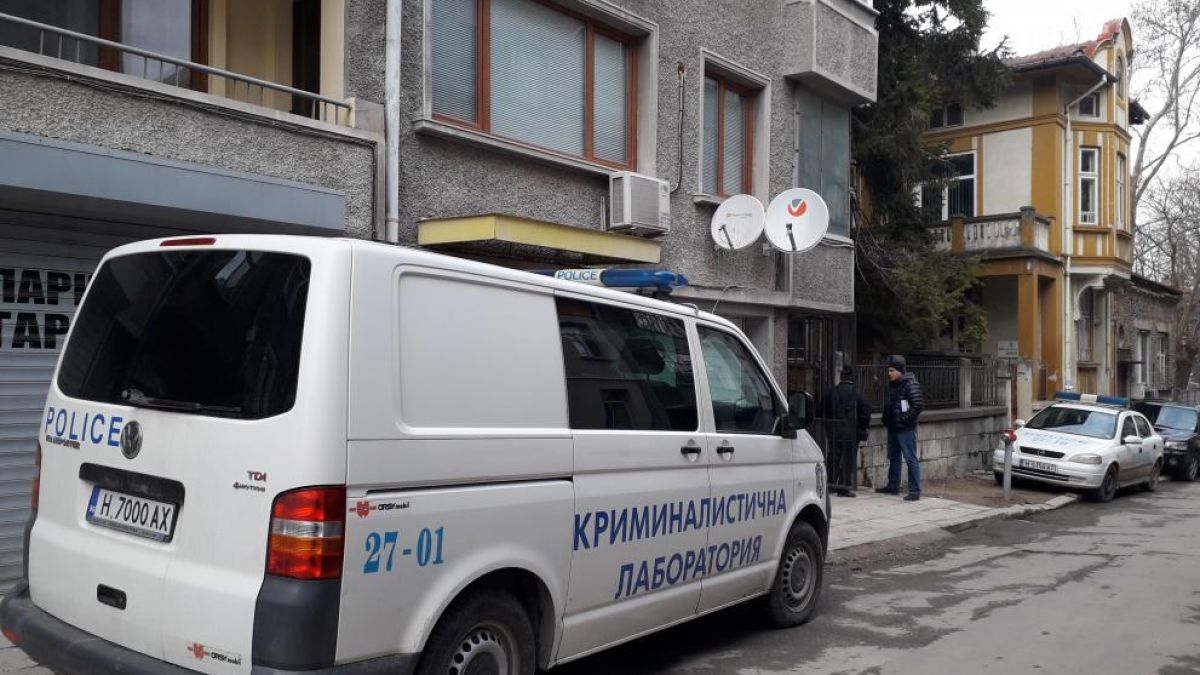 Трагедия: Откриха мъртво семейство в апартамент в Шумен (СНИМКИ)