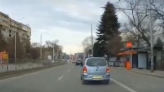 Брутална агресия на пътя на метри от детска градина (ВИДЕО)