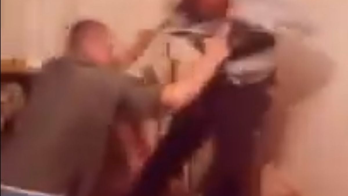 Бой на пияни руснаци стана хит в интернет, някои гледат ВИДЕОТО и по 10 пъти
