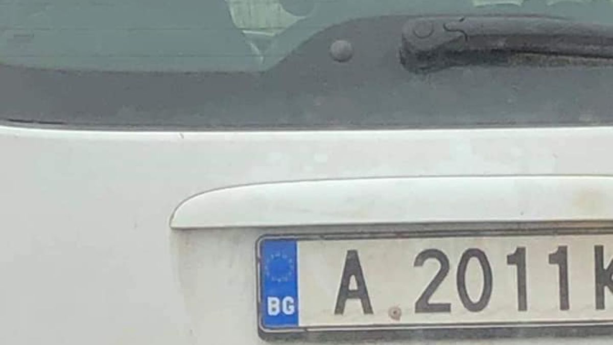 Само в БЛИЦ! Бургазлия обра всички точки с това, което закачи в колата си (СНИМКИ)