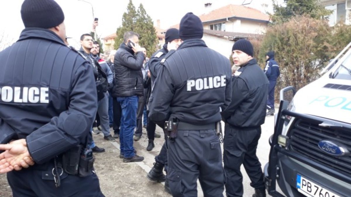 Във Войводиново пак ври и кипи! Циганите се върнаха в селото, плашат с война и протести (СНИМКИ)