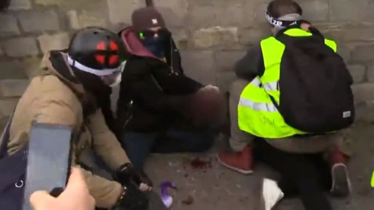 Кръв оплиска протеста на жълтите жилетки в Париж! Граната откъсна ръката на демонстрант (ВИДЕО 18+)