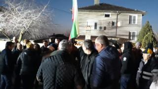 Улиците на Войводиново пак почерняха от народ, хората са готови на крайни мерки срещу циганите (СНИМКИ)