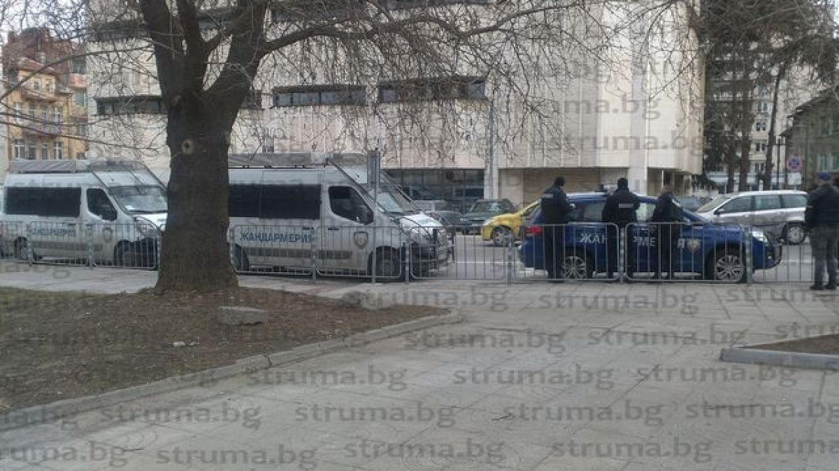 В Дупница пропищяха от акцията на жандармерията, гурбетчия възкликна в мрежата: Тук е страшно, що ли става!