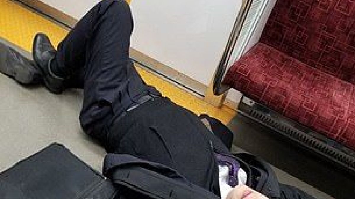 Да, наистина в Япония работят толкова много, че заспиват по улиците (СНИМКИ/ВИДЕО)