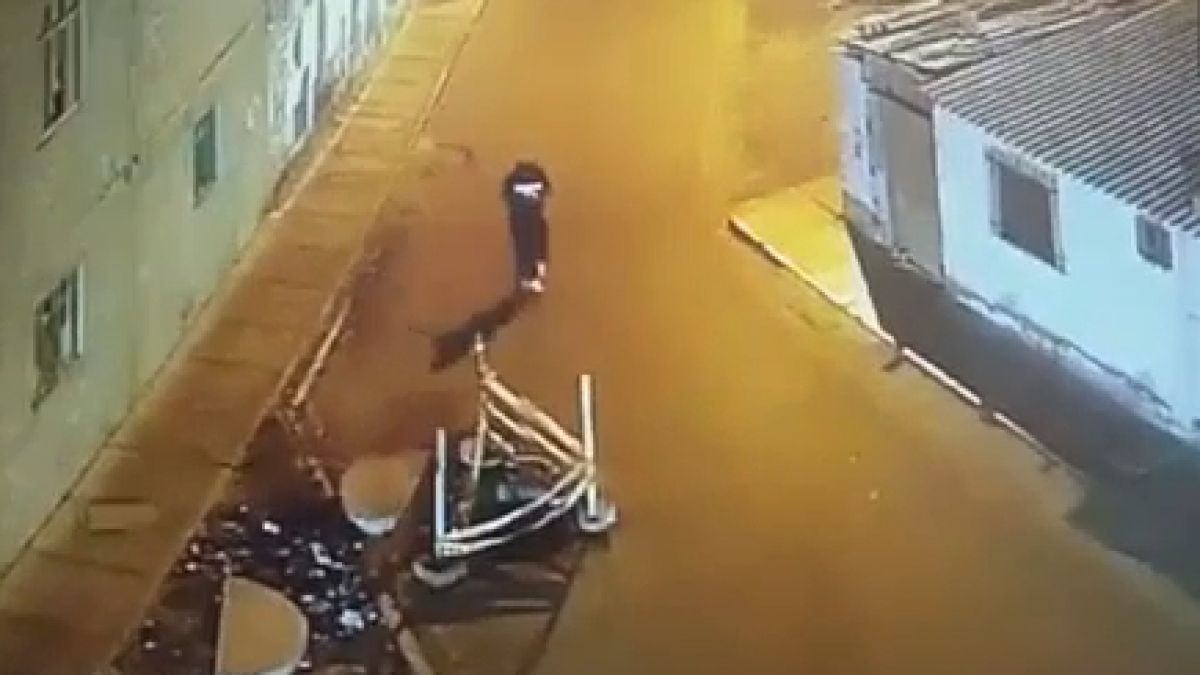 Младеж пропадна вдън земя както си вървеше по улицата  (ВИДЕО)